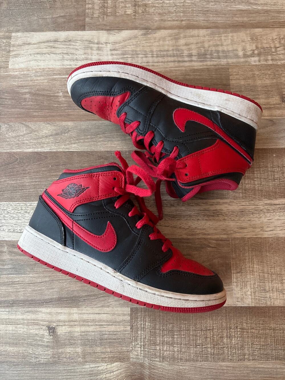 Nike Jordan 1 Mid 'Alternate Bred' in Black and Red size 3.5Y